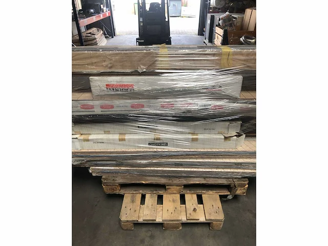 Pallet met verschillende vloerdelen | laminaat | pvc | carpet en overige vloerdelen - afbeelding 2 van  4