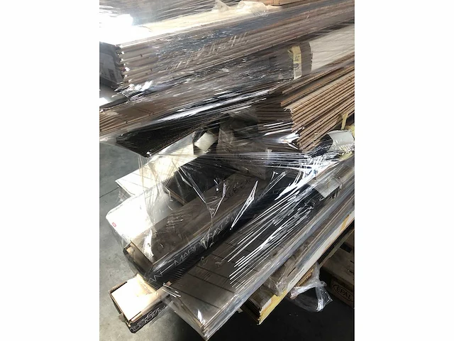 Pallet met verschillende vloerdelen | laminaat | pvc | carpet en overige vloerdelen - afbeelding 3 van  4