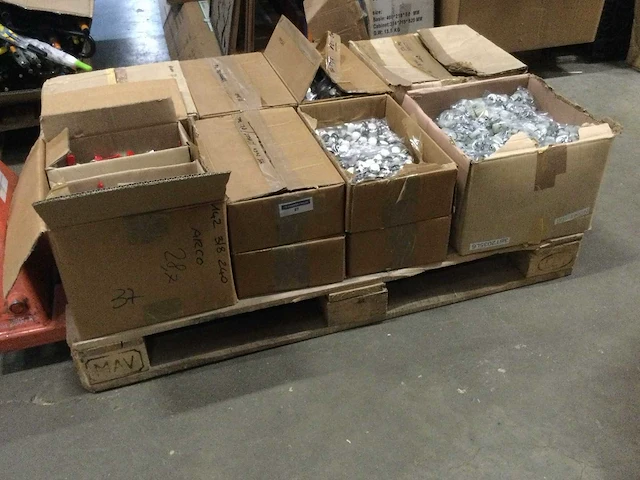 Pallet onderdelen voor sanitair en waterleiding. - afbeelding 5 van  5
