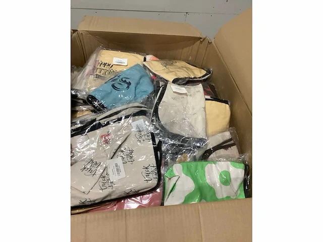 Pallet overige tassen - 2410 items - afbeelding 4 van  5