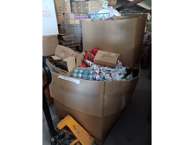 Pallet vol met decoratie en kerst inc pallet - afbeelding 2 van  11