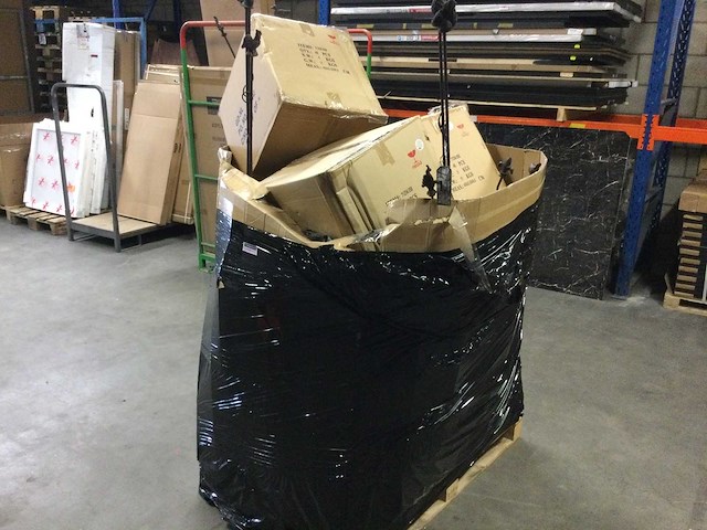 Pallet vol met huishoudelijke- en tuinartikelen. - afbeelding 1 van  4