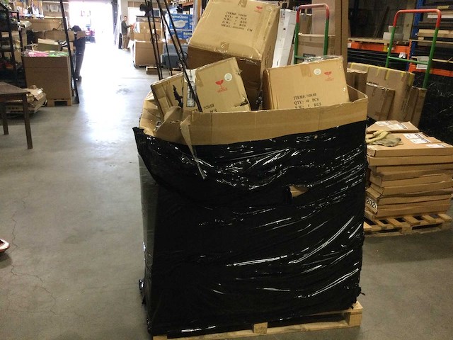 Pallet vol met huishoudelijke- en tuinartikelen. - afbeelding 2 van  4