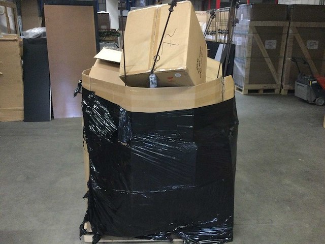 Pallet vol met huishoudelijke- en tuinartikelen. - afbeelding 3 van  4