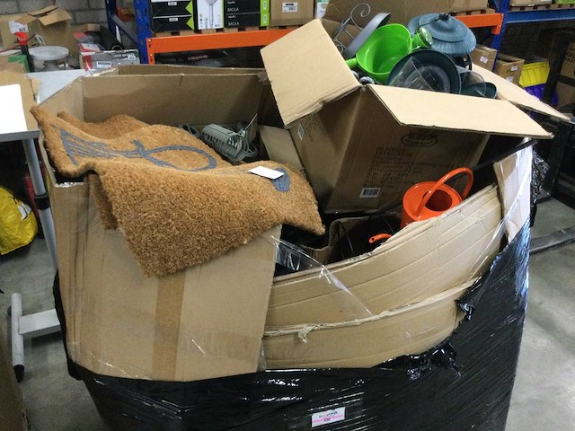 Pallet vol met huishoudelijke- tuinartikelen - afbeelding 1 van  6