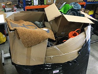Pallet vol met huishoudelijke- tuinartikelen - afbeelding 1 van  6