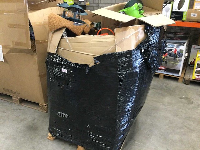 Pallet vol met huishoudelijke- tuinartikelen - afbeelding 2 van  6