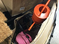 Pallet vol met huishoudelijke- tuinartikelen - afbeelding 4 van  6