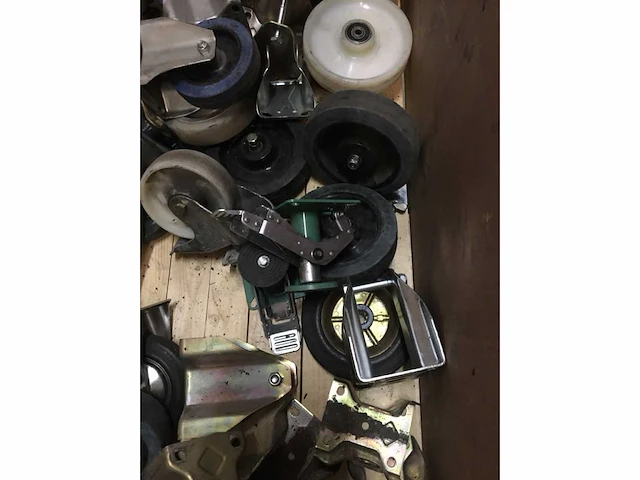 Palletbox met zwenkwielen - afbeelding 3 van  4