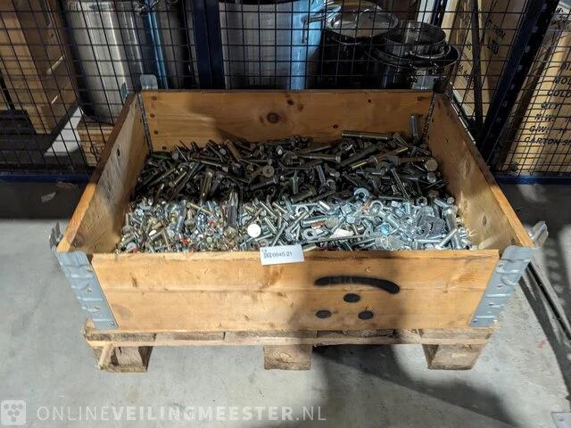 Palletkist met grote partij bouten , moeren ringen enz - afbeelding 1 van  7