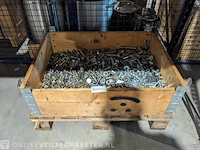 Palletkist met grote partij bouten , moeren ringen enz - afbeelding 1 van  7