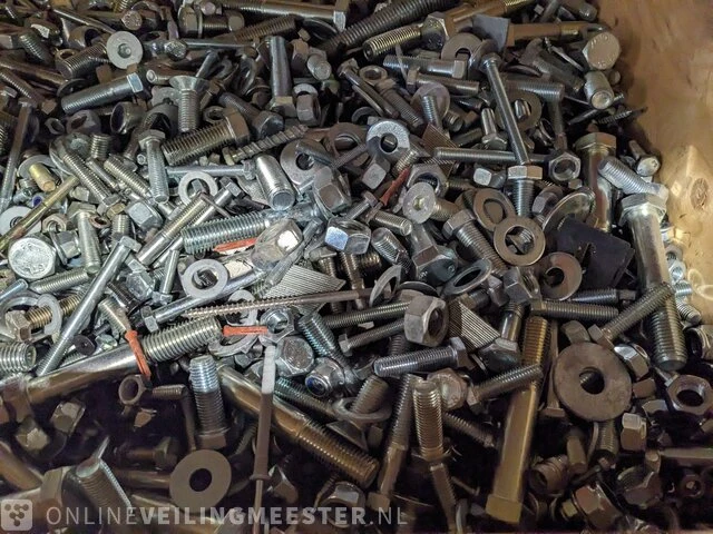 Palletkist met grote partij bouten , moeren ringen enz - afbeelding 2 van  7