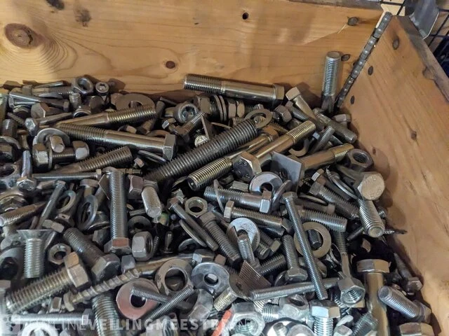 Palletkist met grote partij bouten , moeren ringen enz - afbeelding 3 van  7