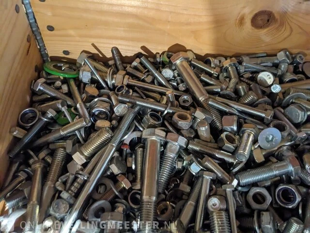 Palletkist met grote partij bouten , moeren ringen enz - afbeelding 5 van  7