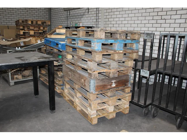Pallets en opzetranden in diverse maten en uitvoeringen circa 40 pallets voornamelijk euro en circa 30 opze... - afbeelding 1 van  4