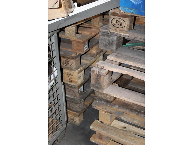 Pallets en opzetranden in diverse maten en uitvoeringen circa 40 pallets voornamelijk euro en circa 30 opze... - afbeelding 3 van  4