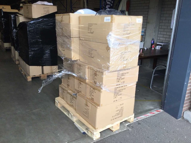 Pallets met diverse sanitair artikelen (19x) - afbeelding 38 van  39