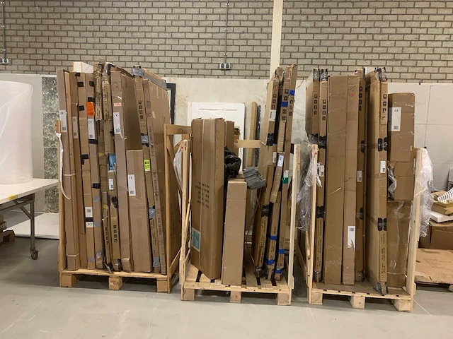 Pallets met douche- & badwanden. (3x) - afbeelding 1 van  9