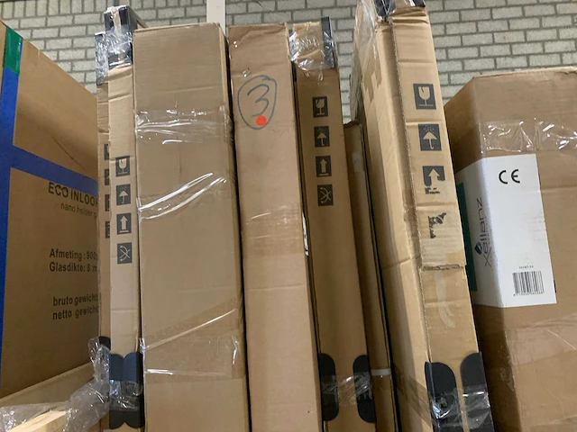 Pallets met douche- & badwanden. (3x) - afbeelding 8 van  9