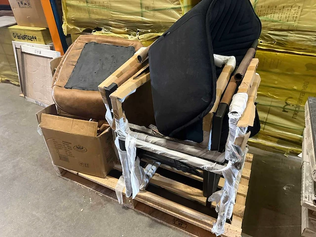 Pallets met meubels (3x) - afbeelding 1 van  2