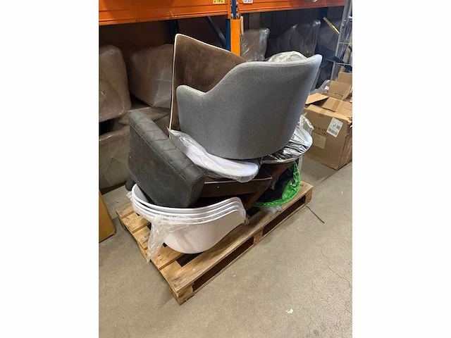 Pallets met meubels (3x) - afbeelding 2 van  2