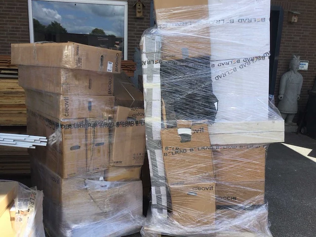Pallets met sanitair (20x) - afbeelding 1 van  22