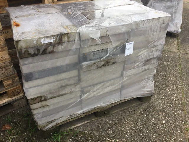 Pallets met tuintegels (8x) - afbeelding 1 van  7