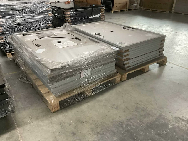 Pallets met zonnepanelen (2x) - afbeelding 1 van  7