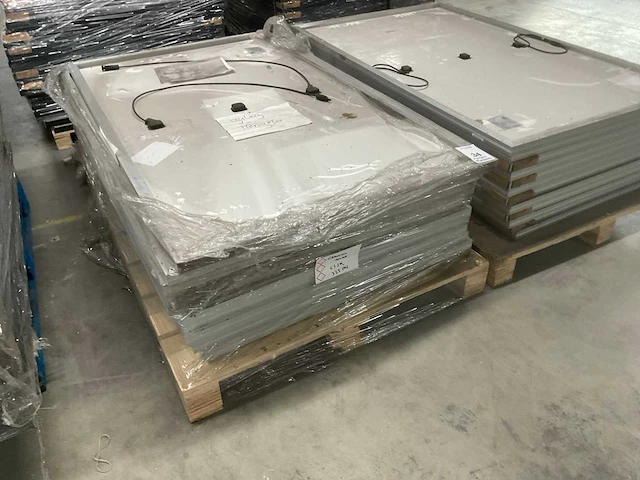 Pallets met zonnepanelen (2x) - afbeelding 3 van  7