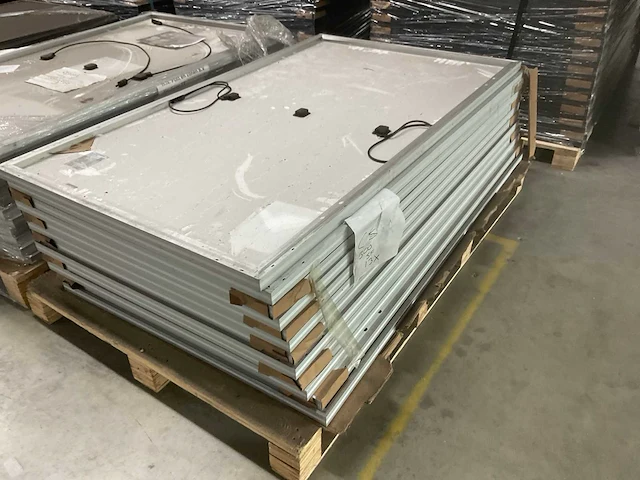 Pallets met zonnepanelen (2x) - afbeelding 6 van  7