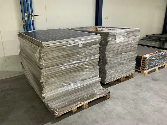 Pallets met zonnepanelen (3x) - afbeelding 1 van  10