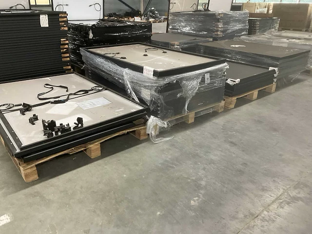 Pallets met zonnepanelen (4x) - afbeelding 1 van  11