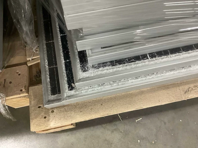 Pallets met zonnepanelen (5x) - afbeelding 11 van  12