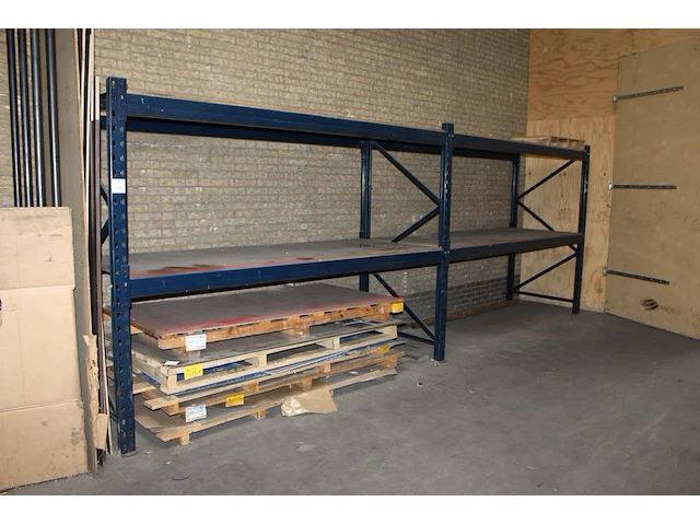 Palletstelling afm. 550 x 100 x 203 cm, voorzien van drie staanders, acht leggers en vier legbladen - afbeelding 1 van  2