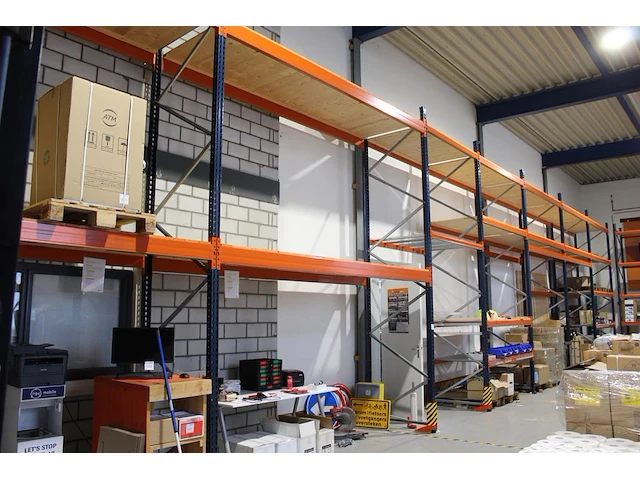 Palletstelling bestaande uit 20 staanders, 94 leggers in diverse breedtes, 36 houten legborden , 11 draadle... - afbeelding 1 van  3