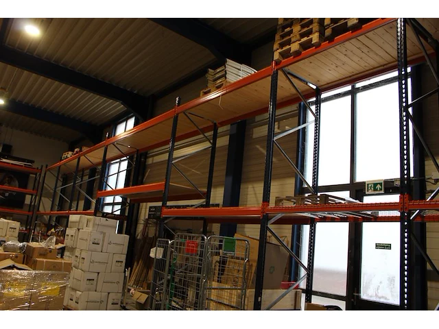 Palletstelling bestaande uit 20 staanders, 94 leggers in diverse breedtes, 36 houten legborden , 11 draadle... - afbeelding 2 van  3