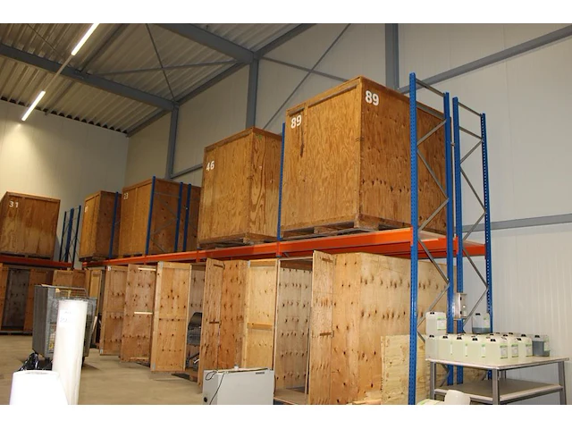 Palletstelling bestaande uit 26 staanders, 55 leggers en legbladen. afmeting staanders ca 90 x 750 cm en l... - afbeelding 1 van  3
