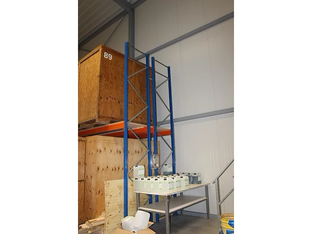 Palletstelling bestaande uit 26 staanders, 55 leggers en legbladen. afmeting staanders ca 90 x 750 cm en l... - afbeelding 2 van  3