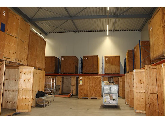 Palletstelling bestaande uit 26 staanders, 55 leggers en legbladen. afmeting staanders ca 90 x 750 cm en l... - afbeelding 3 van  3