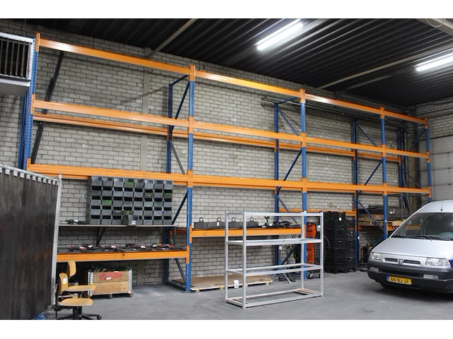 Palletstelling bestaande uit 5 staanders met afmeting ca. 110 x 450 cm en 32 liggers met lengte 300 cm. - afbeelding 1 van  3
