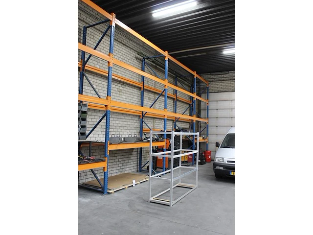 Palletstelling bestaande uit 5 staanders met afmeting ca. 110 x 450 cm en 32 liggers met lengte 300 cm. - afbeelding 2 van  3