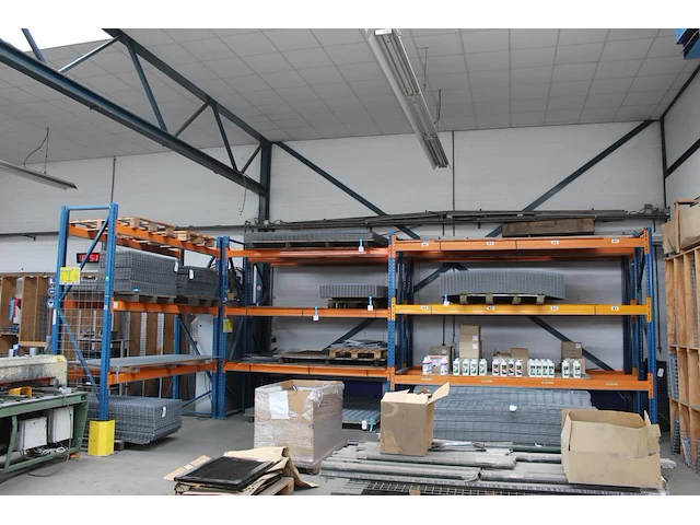 Palletstelling bestaande uit 7 staanders en 30 liggers. afmeting staanders 80 x 300 cm. afmeting leggers 12... - afbeelding 1 van  4