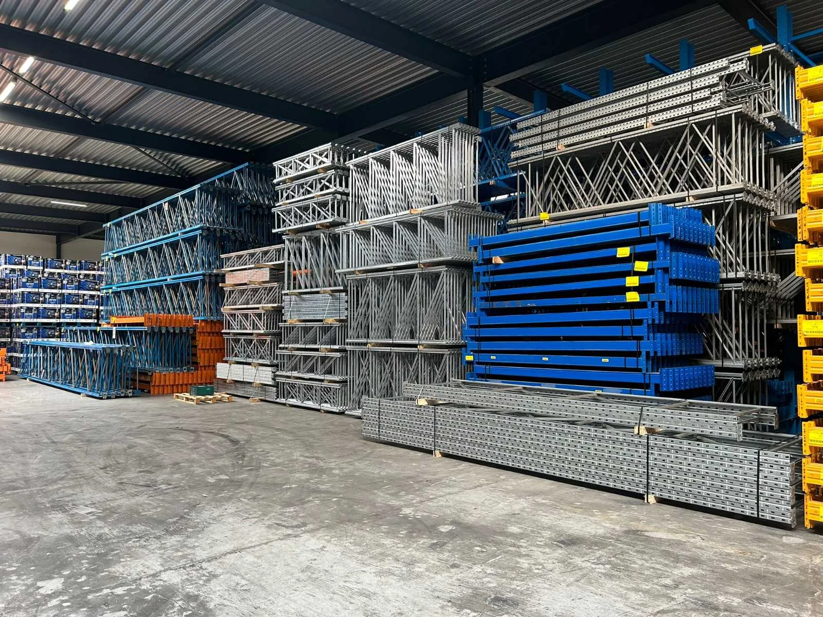 Palletstelling, magazijnstelling, verpakkingsmachines en magazijninventaris