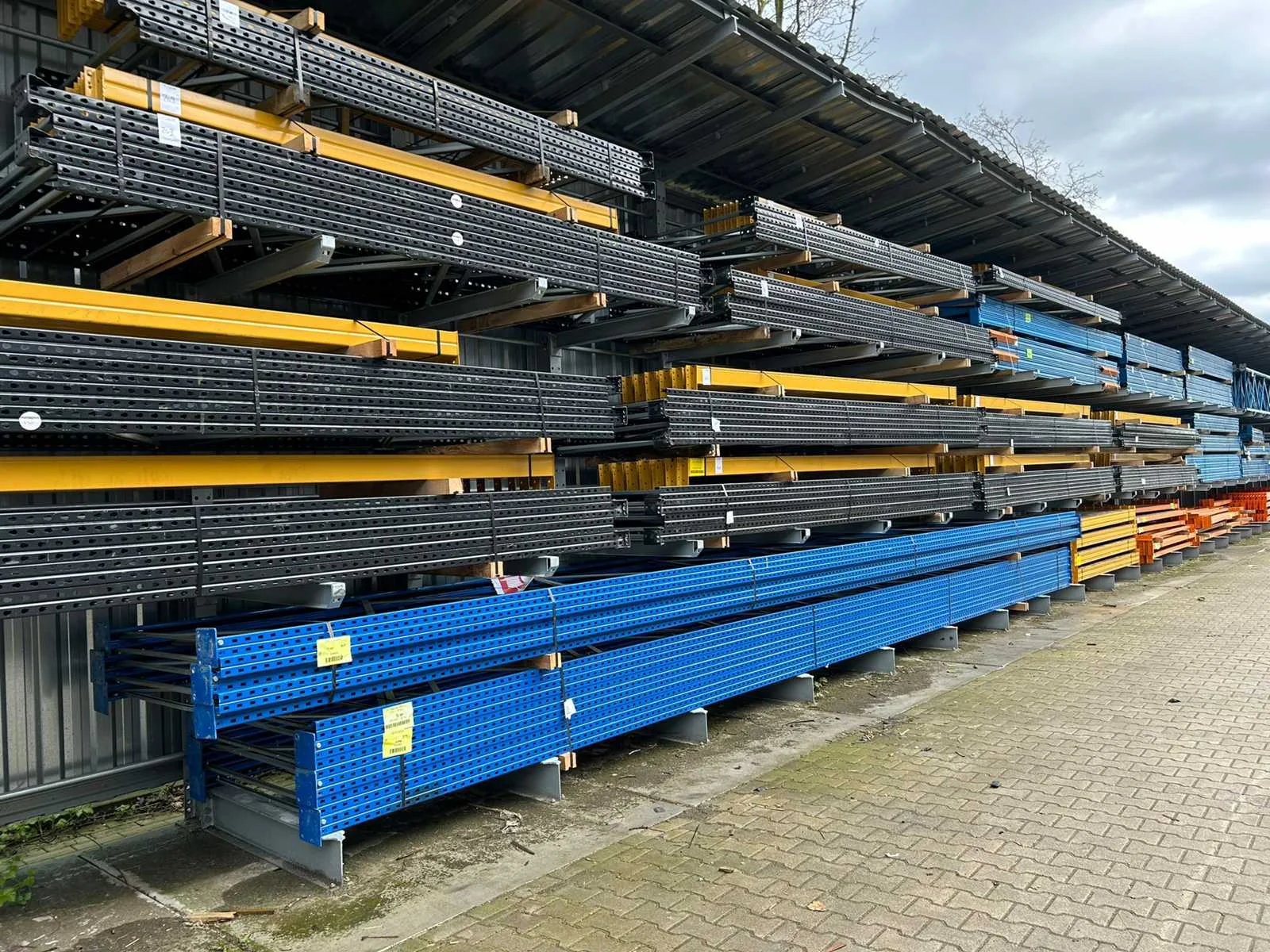 Palletstellingen, magazijnstellingen, inrijstelling, en magazijn toebehoren