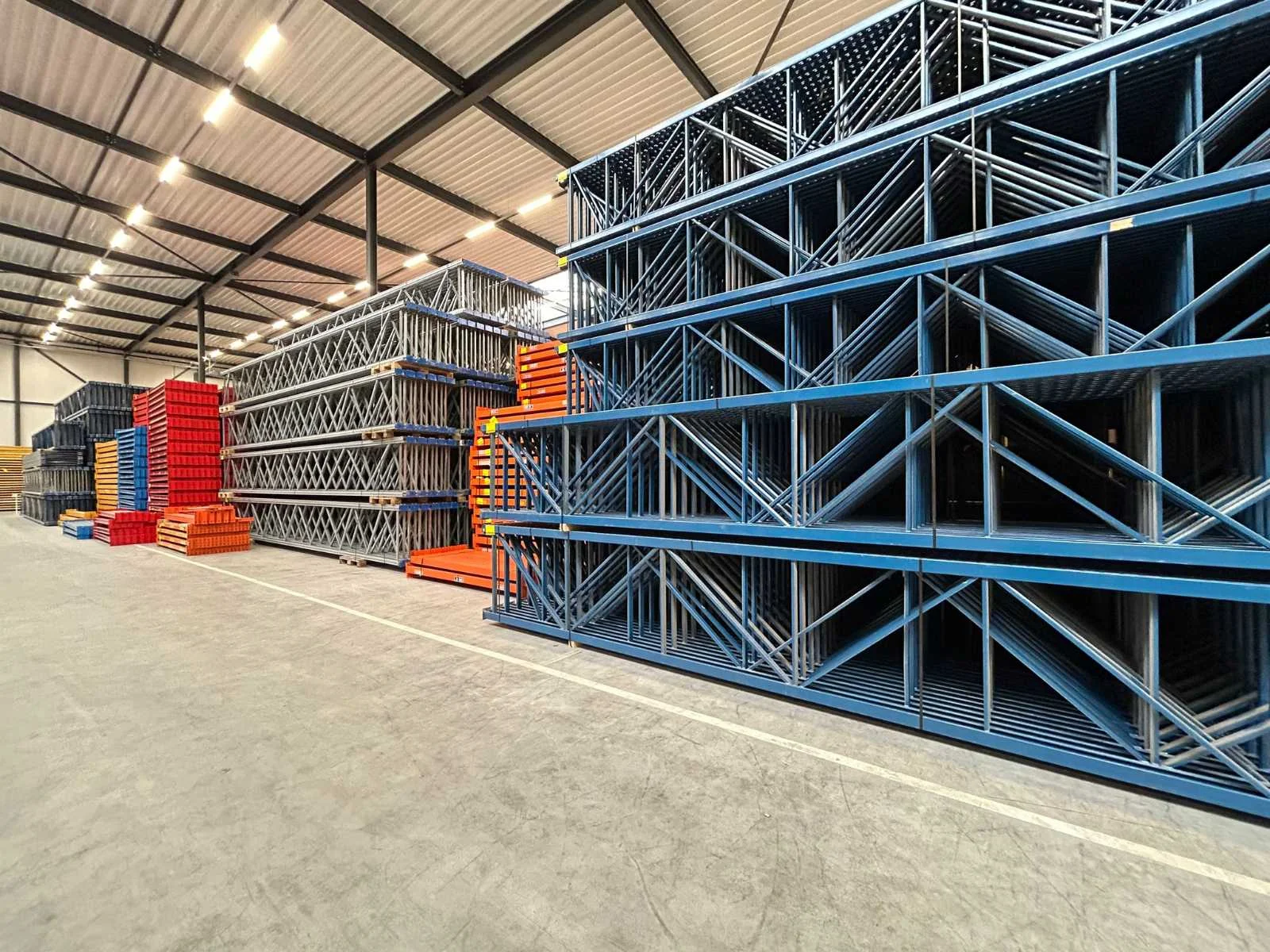 Palletstellingen, magazijnstellingen, intern transportmiddelen en magazijn toebehoren