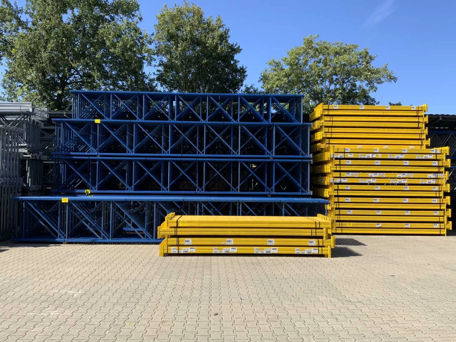 Palletstellingen, vloerplaten en spaanplaten, magazijninrichting en gereedschap