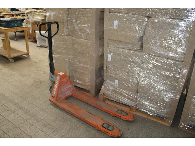 Palletwagen doosan spa-m25 met maximale belastbaarheid 2500 kg en lepellengte 115 cm. - afbeelding 1 van  3