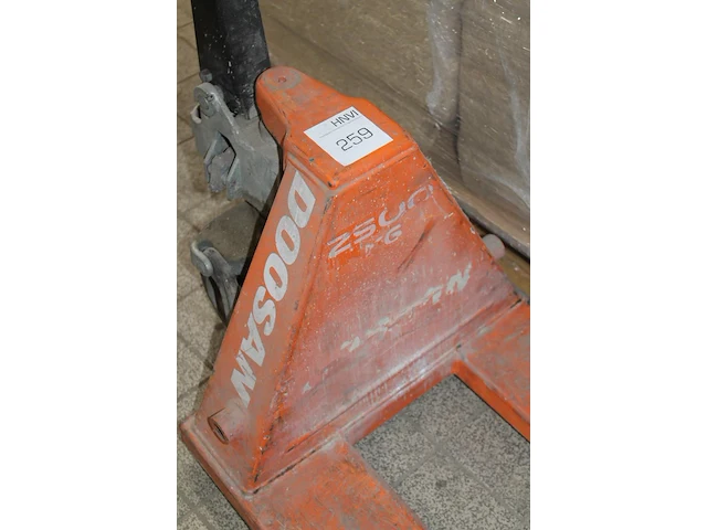 Palletwagen doosan spa-m25 met maximale belastbaarheid 2500 kg en lepellengte 115 cm. - afbeelding 3 van  3