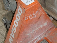 Palletwagen doosan spa-m25 met maximale belastbaarheid 2500 kg en lepellengte 115 cm. - afbeelding 3 van  3
