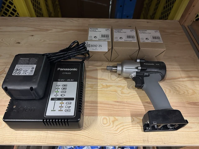 Panasonic accuboor met 4x accu en 1x lader - afbeelding 1 van  4